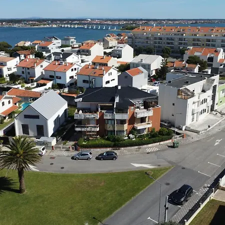 Modern & Comfy - 4min Walk, Balcony, 3 Bedroom *