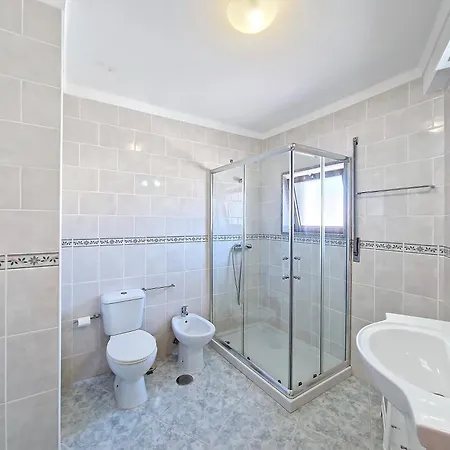 Modern & Comfy - 4min Walk, Balcony, 3 Bedroom Apartmán
