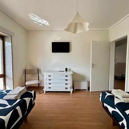 Modern & Comfy - 4min Walk, Balcony, 3 Bedroom Apartmán