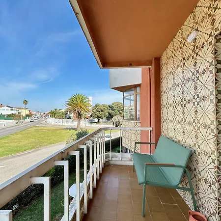 Modern & Comfy - 4min Walk, Balcony, 3 Bedroom