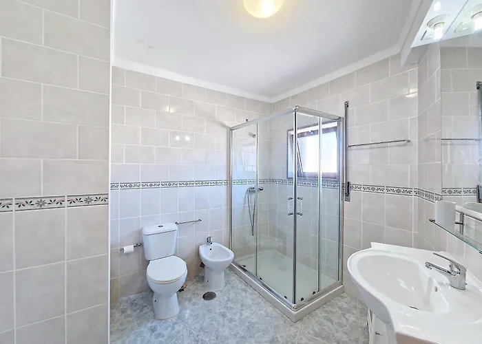 Modern & Comfy - 4min Walk, Balcony, 3 Bedroom Lejlighed