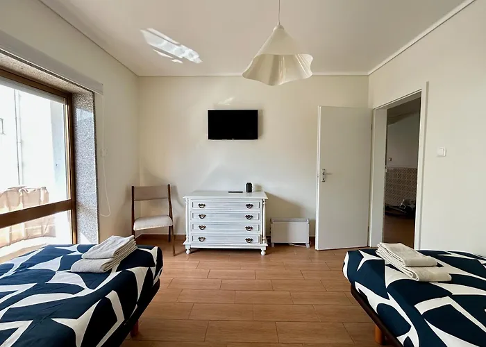 Modern & Comfy - 4min Walk, Balcony, 3 Bedroom Lejlighed