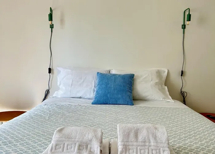 Lejlighed Modern & Comfy - 4min Walk, Balcony, 3 Bedroom *