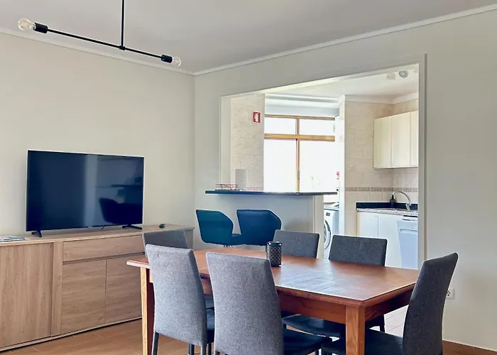 Modern & Comfy - 4min Walk, Balcony, 3 Bedroom *