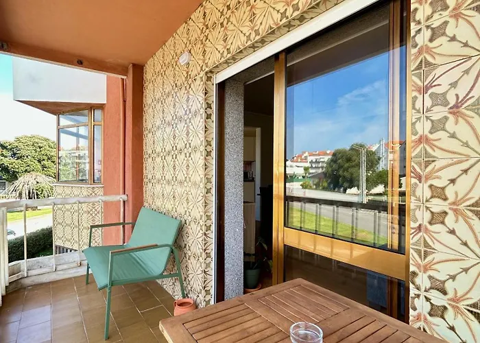 Modern & Comfy - 4min Walk, Balcony, 3 Bedroom